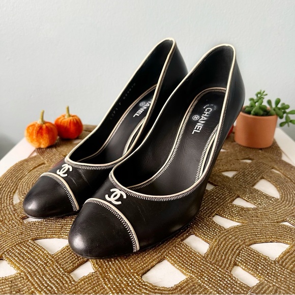 Authentic Chanel CC Logo Pumps in Black and Cream Size 38 - Picture 5 of 10